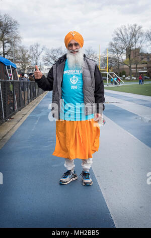 Un sikh dans sa partie supérieure 70 avant le Vaisakhi 5k run dans VIctory Field, Woodhaven, Queens, New York. Banque D'Images