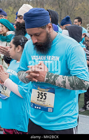 Un Sikh prière avant le Vaisakhi 5k run dans VIctory Field, Woodhaven, Queens, New York. Banque D'Images