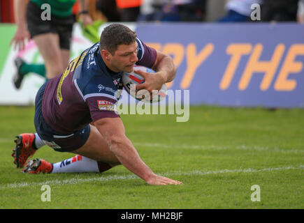 29 avril 2018, Stade Lightstream, Hull, Angleterre ; Betfred Super League rugby, Round 13,Hull KR v Leeds Rhinos ; Ryan Hall de Leeds Rhinos marquant un Banque D'Images