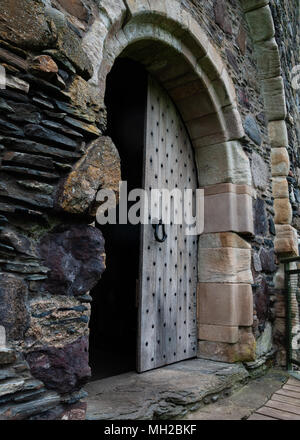 Porte de l'entrée principale du château de Dunstaffnage, Oban, Argyll and Bute, Ecosse, Royaume-Uni Banque D'Images