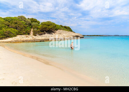 Corse, FRANCE - JUN 23, 2015 : la marche dans l'eau sur la plage du Petit Sperone sur l'été chaud. Cette île française est populaire à Banque D'Images