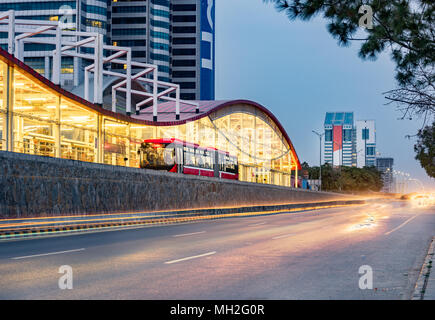 L'Rawalpindi-Islamabad Metrobus a été construit en 2015 pour connecter Islamabad à Rawalpindi voisins. Banque D'Images