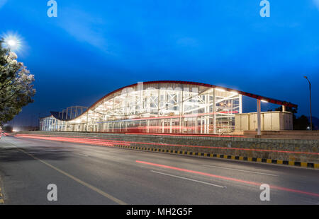 La station de métro magnifiquement conçu et sa rapide service de bus dessert les villes jumelles de Rawalpindi et Islamabad au Pakistan Banque D'Images