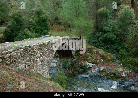 Vieux pont vénitien dans les montagnes de Troodos, à Chypre Banque D'Images