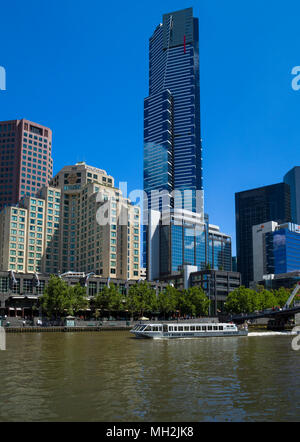 Southbank par la rivière Yarra, dans la ville de Melbourne avec le Eurkea s'élevant au-dessus de la tour de bureaux, l'hôtel Langham et le centre commercial Southgate Banque D'Images