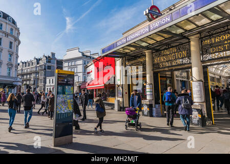 Londres, Royaume-Uni - 05 avril : c'est la station de métro South Kensington, un quartier d'une station de métro dans le centre-ville sur Avril 05, 2018 dans Lo Banque D'Images