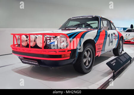 STUTTGART, ALLEMAGNE, LE 7 AVRIL, 2017 : 1978 Porsche 911 SC 'Safari' (pilote : Bjorn Waldegaard) dans le musée Porsche Banque D'Images