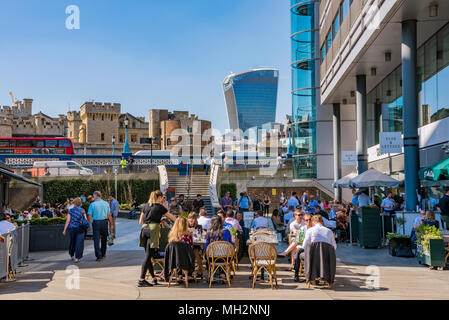 Londres, Royaume-Uni - 19 avril : cafés et restaurants à St Katharine Docks, un célèbre quartier quais commerciaux dans le centre de Londres le 19 avril, 201 Banque D'Images