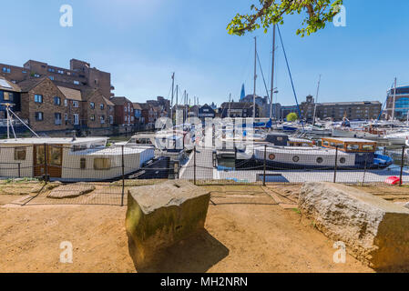 Londres, Royaume-Uni - 19 avril : voir des bateaux à St Katharine Docks, un célèbre quartier quais commerciaux à Londres le 19 avril 2018 à Londres Banque D'Images