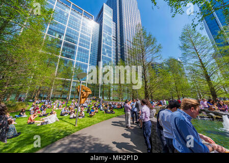 Londres, Royaume-Uni - 20 avril : Vue de Jubilee Park sur une journée ensoleillée dans le quartier financier de Canary Wharf, le 20 avril 2018 à Londres Banque D'Images