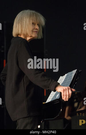 Turin, Italie. Apr 28, 2018. Torino, Italie. 28 avril 2018. Le compositeur et pianiste de jazz américaine Carla Bley à Torino Jazz Festival Crédit : Marco Destefanis/Pacific Press/Alamy Live News Banque D'Images