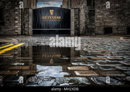 Ancienne porte de Guinness St James Gate Brewery avec réflexion dans la flaque. Banque D'Images