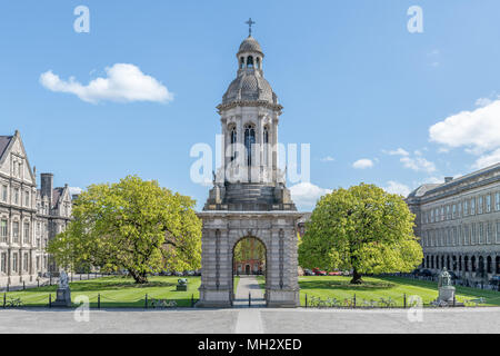 La place du Parlement vide de Trinity College de Dublin, sous le soleil d'été Banque D'Images