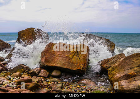 Frapper les vagues rochers Baja California Banque D'Images