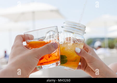 Deux verres à cocktail beach club Banque D'Images