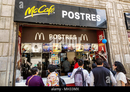 Mexico, mexicain, hispanique latin Latino ethnique, centre historique, Avenida Francisco Madero, rue piétonne, McDonalds, Postres, restaua Banque D'Images