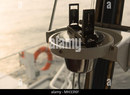 Close up of marine nautique compas magnétique sur le bateau ou en bateau Banque D'Images