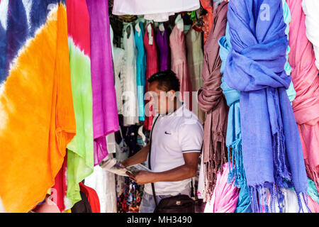 Mexico, Hispanic Centro historico centre historique, Calle de Venustiano Carranza, vendeurs, stalles stands marché acheteur achetant sellin Banque D'Images