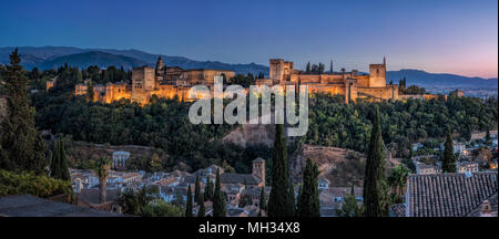 Vue panoramique sur le Palais de l'Alhambra à Grenade, Andalousie Espagne au crépuscule, avec la Sierra Nevada en arrière-plan Banque D'Images