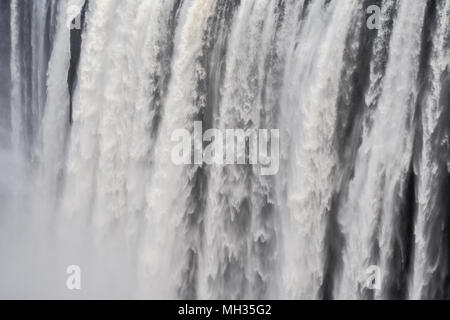 Les eaux tumultueuses de Victoria Falls le brouillard de pulvérisation dans l'air, lesquelles contribuent à l'épaisseur, la végétation luxuriante. Parc national de Mosi-oa-Tunya, Zimbab Banque D'Images