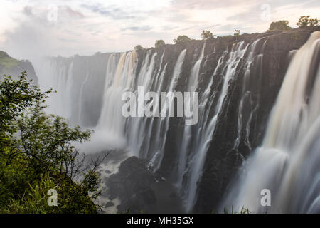 Les eaux tumultueuses de Victoria Falls le brouillard de pulvérisation dans l'air, lesquelles contribuent à l'épaisseur, la végétation luxuriante. Parc national de Mosi-oa-Tunya, Zimbab Banque D'Images