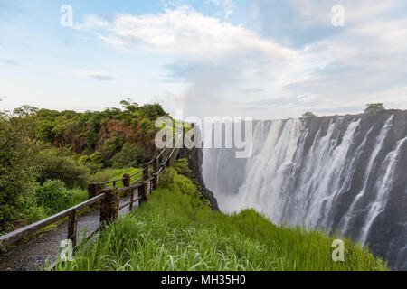 Les eaux tumultueuses de Victoria Falls le brouillard de pulvérisation dans l'air, lesquelles contribuent à l'épaisseur, la végétation luxuriante. Parc national de Mosi-oa-Tunya, Zimbab Banque D'Images