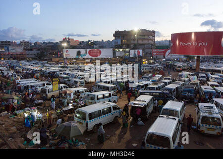 Kampala, Ouganda. Le 14 mai 2017. Un poste occupé et encombré de parc taxi où d'innombrables pilotes sont à la recherche de clients. Banque D'Images