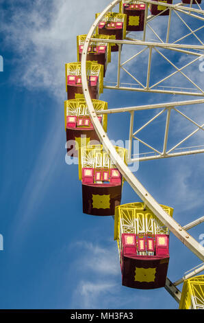Gondoles d'une grande roue contre un ciel bleu ensoleillé Banque D'Images