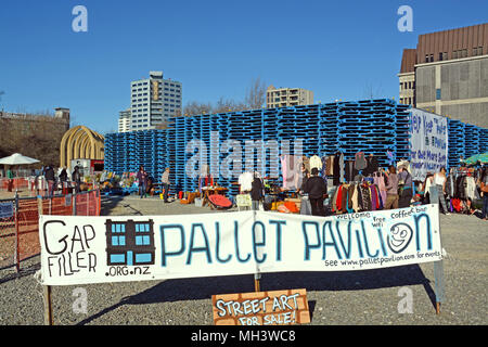 Christchurch, Nouvelle-Zélande - 08 juin 2013 : une palette en bois Pavilion marché a été construit dans le centre de Christchurch sur un site précédemment occupé par sho Banque D'Images