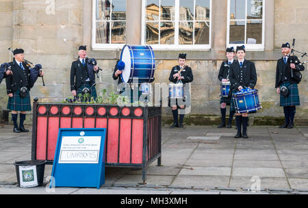 Tambours et Cornemuses, Haddington Pipe Band vêtus de kilts, Corn Exchange, Place d'Aubigny, Court Street, East Lothian, Scotland, UK Banque D'Images