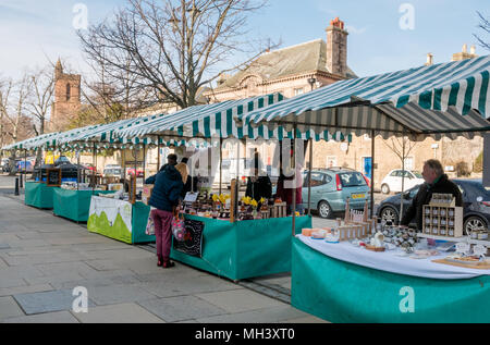 Les étals de marché en plein air à Haddington Farmers Market, Place d'Aubigny, Court Street, East Lothian, Royaume-uni le jour d'hiver ensoleillé Banque D'Images