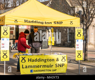 Parti national écossais SNP militants, direction générale de l'étal à Haddington, Place d'Aubigny, Court Street, East Lothian, Royaume-uni le jour d'hiver ensoleillé Banque D'Images