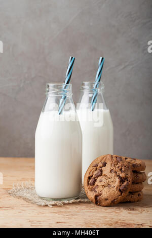 Deux bouteilles de lait et de chocolat sur fond sombre avec copie espace. Banque D'Images