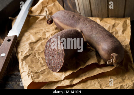 Spécialité allemande Blutwurst (boudin) sur table en bois dans la cuisine Banque D'Images