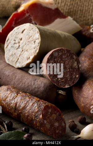 Assortiment de spécialités de saucisses allemandes salami séché dur, saucisse de foie (Leberwurst), du sang (saucisse et bacon Blutwurst) sur table de cuisine Banque D'Images