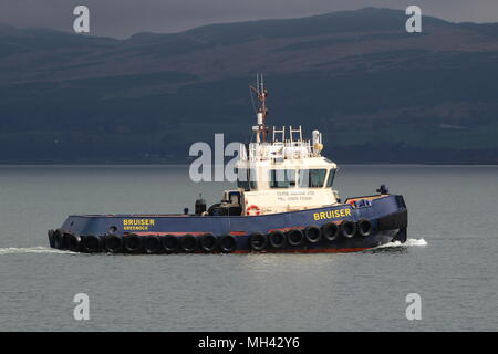 Bruiser, l'un des CMS Clyde Marine Services' flotte de remorqueurs, sur la tâche à l'arrivée d'étapes de l'exercice Joint Warrior 18-1 Banque D'Images