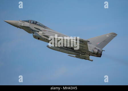 La Royal Air Force Eurofighter Typhoon RGF4 ce qui en fait l'avion,s haute vitesse finale pass au Dunsfold Airshow, Royaume-uni le 26/8/17. Banque D'Images