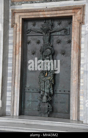 Porte Sainte à Saint-Jean de Latran la. La cathédrale du Saint-Sauveur et de Saints Jean le Baptiste et l'Évangéliste dans le Latran savent aussi Banque D'Images