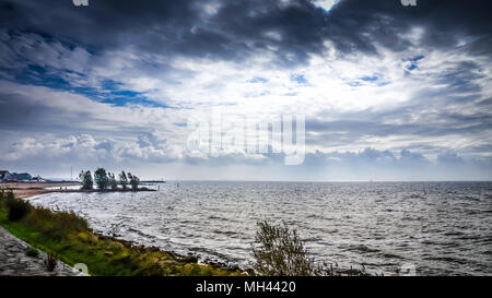 Une belle vue sur une mer de nuages dans le village de pêcheurs de Urk, Pays-Bas Banque D'Images