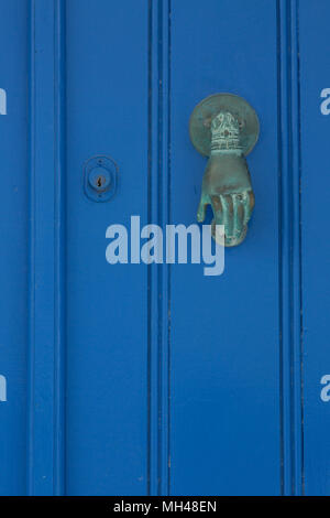 En forme de main unique de heurtoir de porte bleu cobalt en Grèce Banque D'Images