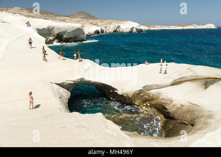 Les touristes à la plage de Sarakiniko sur l'île de Milos, Grèce Banque D'Images