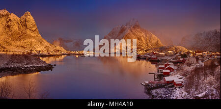 Reine, la Norvège Winter Sunrise Panorama haute résolution Banque D'Images