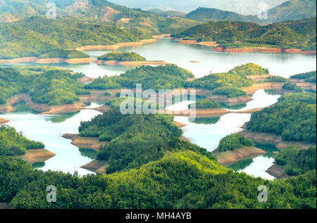 Lac de la bouse d'assistance technique après-midi d'été quand le soleil brille sur le lac et les arbres sur la petite île paradisiaque. Banque D'Images