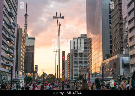 2018, avril. Sao Paulo, Brésil. Coucher du soleil à l'Avenue Paulista, Sao Paulo, Brésil. Banque D'Images