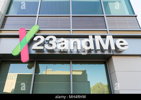 Mountain View, Californie - le 26 avril 2018 : un logo affiche à l'extérieur du siège de 23andMe, une société de biotechnologie et génomique personnelle Banque D'Images