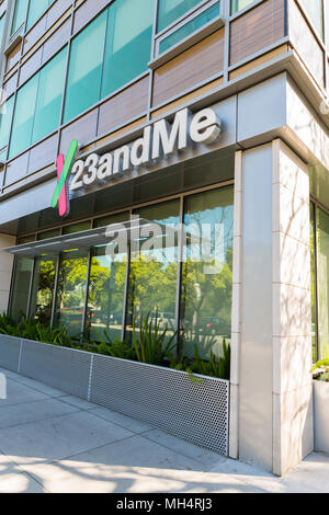 Mountain View, Californie - le 26 avril 2018 : un logo affiche à l'extérieur du siège de 23andMe, une société de biotechnologie et génomique personnelle Banque D'Images