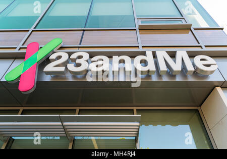 Mountain View, Californie - le 26 avril 2018 : un logo affiche à l'extérieur du siège de 23andMe, une société de biotechnologie et génomique personnelle Banque D'Images