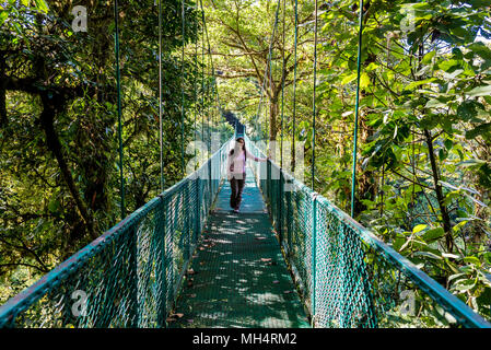 Fille sur le pont suspendu de cloudforest - Monteverde, Costa Rica Banque D'Images