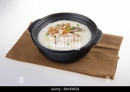 Le porridge, l'ormeau et poulet (porridge) servi en claypot congee Banque D'Images