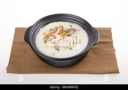 Le porridge, l'ormeau et poulet (porridge) servi en claypot congee Banque D'Images